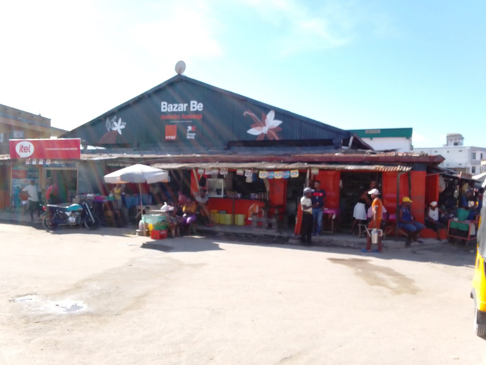Bazar Be, the covered market in the middle of Ambanja